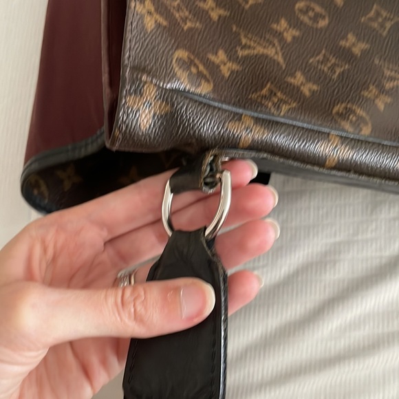 LOUIS VUITTON
Monogram Abbesses Messenger Bag - Picture 8 of 9